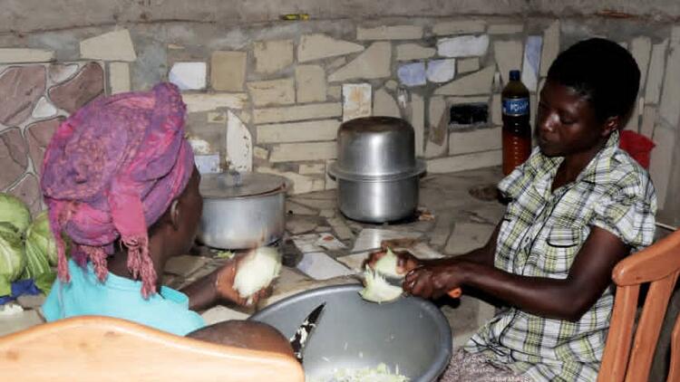 Mamas preparing a meal Mamas preparing a meal